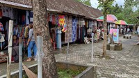Area pedagang suvenir di Pura Tirta Empul Bali.