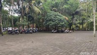 Parkir luas di Pura Tirta Empul, ada untuk motor dan di sebelahnya mobil dan bus.