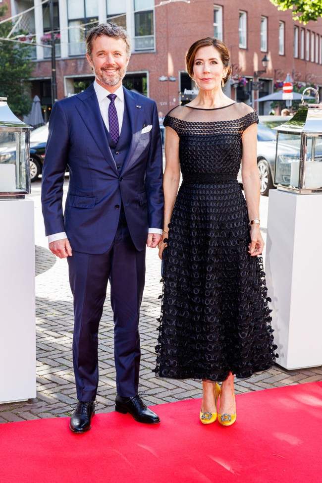 Setelah pertemuan pertama itu, keduanya diam-diam menjalin hubungan jarak jauh, hingga akhirnya pada 2001 Putri Mary memutuskan pindah ke Denmark. Foto: Getty Images