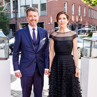 Setelah pertemuan pertama itu, keduanya diam-diam menjalin hubungan jarak jauh, hingga akhirnya pada 2001 Putri Mary memutuskan pindah ke Denmark. Foto: Getty Images