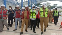 Pj Gubernur DKI Heru Budi Hartono mengecek fasilitas tersebut, Senin (2/1/2023). RDF ini sedang dalam tahap commissioning atau uji coba. Setelah uji coba tuntas, barulah fasilitas pengolahan sampah ini akan beroperasi penuh. (Foto: Tiara/detikcom)