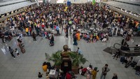 Hampir 270 penerbangan masuk atau keluar Bandara Internasional Ninoy Aquino dibatalkan.  