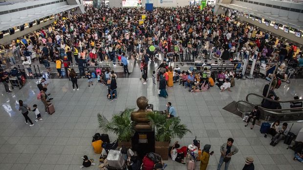 Passengers wait for information about their flights at terminal 3 of Ninoy Aquino International Airport in Pasay, Metro Manila on January 1, 2023. - Thousands of travellers were stranded at Philippine airports on January 1 after a 