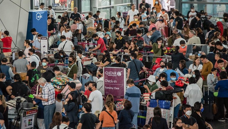 Ribuan Pelancong Terdampar di Bandara Filipina Gegara Listrik Padam Passengers wait for information about their flights at terminal 3 of Ninoy Aquino International Airport in Pasay, Metro Manila on January 1, 2023. - Thousands of travellers were stranded at Philippine airports on January 1 after a