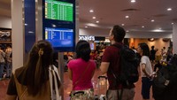 Para penumpang banyak yang mengeluh karena masalah teknis ini terjadi saat arus balik libur tahun baru.