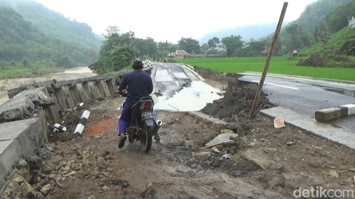 Ruas jalan di Pedukuhan Kedungmiri, Kalurahan Sriharjo, Kapanewon Imogiri, Kabupaten Bantul, amblas sedalam sekitar 1,5 meter. Senin (2/1/2023).