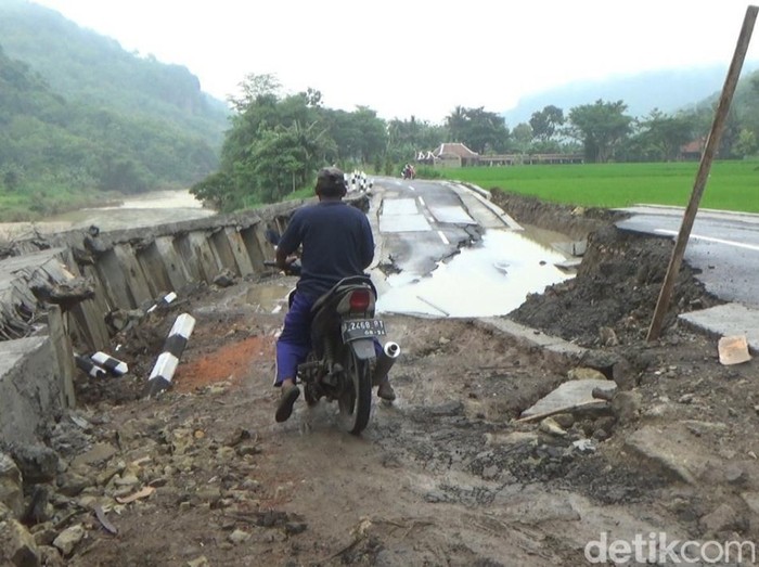 Ruas jalan di Pedukuhan Kedungmiri, Kalurahan Sriharjo, Kapanewon Imogiri, Kabupaten Bantul, amblas sedalam sekitar 1,5 meter. Senin (2/1/2023).