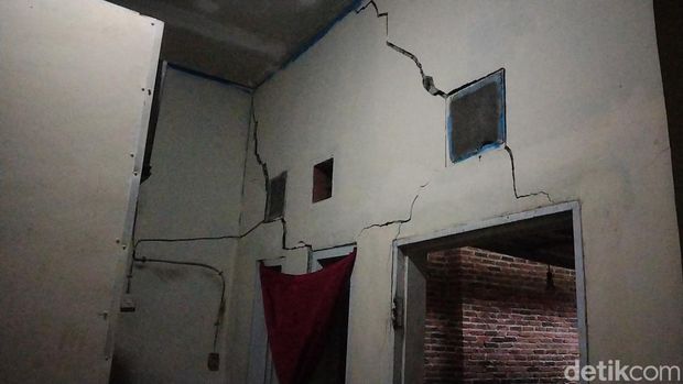 Rumah retak akibat pergerakan tanah di Majalengka.