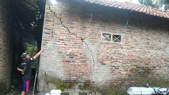 Rumah retak akibat pergerakan tanah di Majalengka.