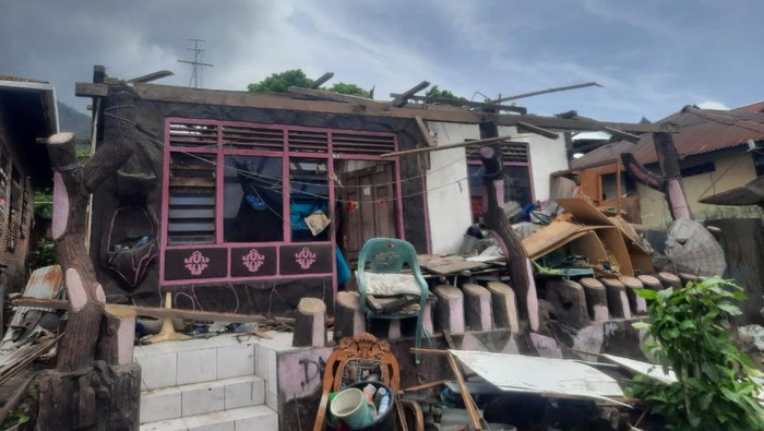 Salah satu rumah warga Flores Timur yang rusak diterjang angin kencang. (Istimewa)