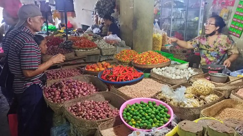 Salah seorang pedagang sembako yang ada di Pasar Amlapura Timur, Senin (2/1/2023).