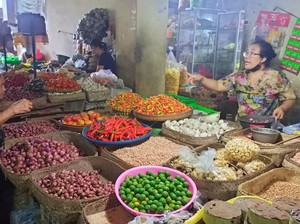 Harga Cabai dan Bunga Pacar Melambung Jelang Galungan