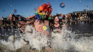 Sambut Tahun Baru, Warga AS Ramai-ramai Berenang di Samudra Atlantik