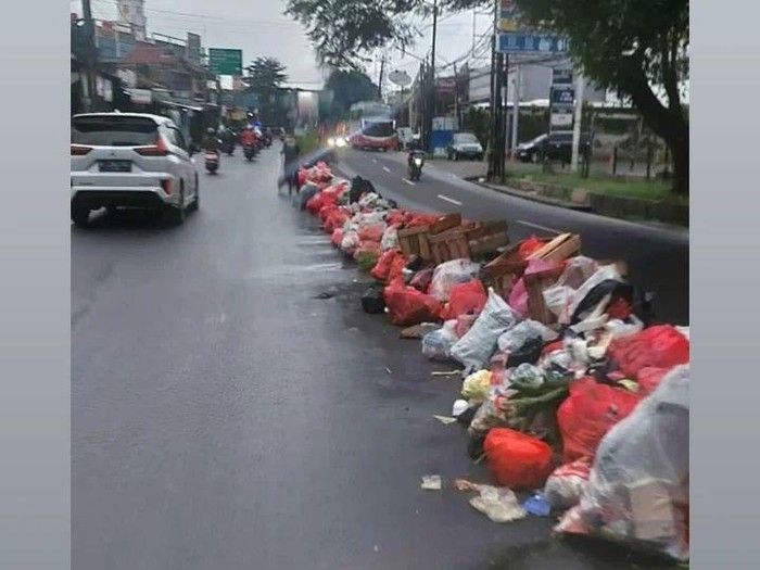 Sampah berjejer di tengah jalan di Ciledug (Dok DLH Kota Tangerang)