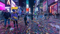 Times Square tampak dipenuhi sampah usai pesta tahun baru. (Alexi Rosenfeld/Getty Images)