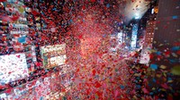 Kembang api hingga konfeti menyala untuk memeriahkan malam tahun baru. (Gary Hershorn/Getty Images)