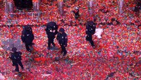 Namun setelah itu, sampah konfeti menumpuk di jalanan Times Square. (Gary Hershorn/Getty Images)