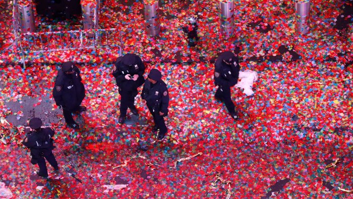 Sampah Menumpuk di Times Square New York Usai Pesta Tahun Baru NEW YORK, NY - JANUARY 1: People walk along a trash filled street after celebrations on New Year's Eve in Times Square on January 1, 2023, in New York City. (Photo by Gary Hershorn/Getty Images)