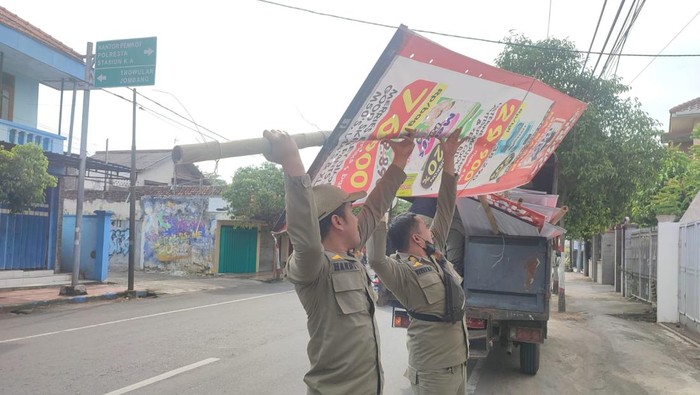 Satpol PP membersihkan umbul-umbul tak berizin