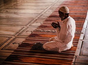Niat Sholat Taubat Nasuha 2 Rakaat dan Doanya Lengkap
