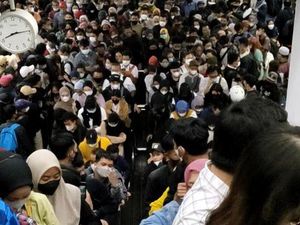 Warga Cerita Stasiun Manggarai Membeludak Malam Ini, KCI Beri Penjelasan