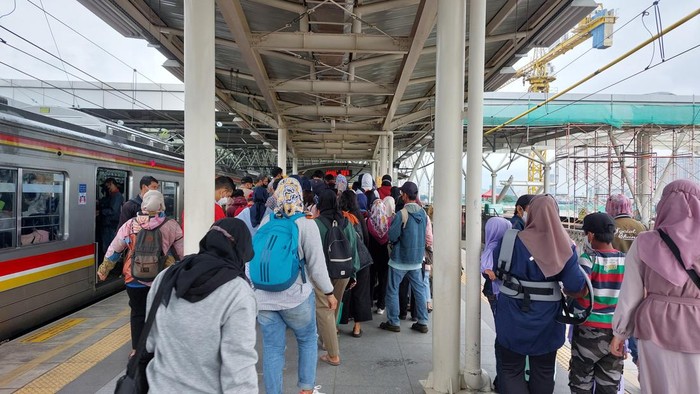 Suasana Stasiun Manggarai di hari kerja pertama pada tahun baru 2023 (Rumondang-detikcom)