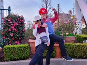 Gaya Syahrini Pamer Foto di Jepang Bareng Suami yang Cosplay Jadi Mario Bros