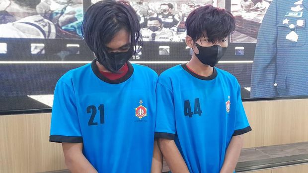 Tampang dua pemerkosa ABG perempuan yang ditemukan terbaring lemas dalam semak di Klapanunggal, Kabupaten Bogor, M (19) dan S (19).