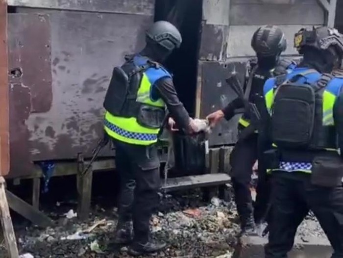 Tangkapan layar video viral momen polisi mengamankan solar dari rumah warga di Medan Belawan