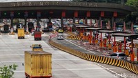Pengendara melintasi Gerbang Tol Cikupa, ada ruas tol Tangerang-Merak, Banten, Senin (2/1/2023).