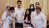 Bersama dengan keluarga besar, berbagai acara selalu dirayakan dengan hangat. Tak lupa beberapa kue yang manis disajikan di atas meja makan. Foto: Instagram/tasyakamila