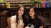 Memiliki waktu senggang, Tasya Kamila juga menyempatkan diri untuk bertemu dengan temannya. Salah satunya saat minum teh bersama Shandy Aulia. Foto: Instagram/tasyakamila