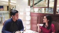 Tasya Kamila dan Randi Bachtiar ternyata juga senang minum teh. Saat berkencan, keduanya sengaja datang ke kafe untuk melakukan tea time sore hari. Foto: Instagram/tasyakamila