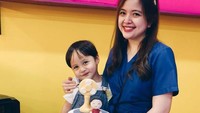 Semenjak menjadi seorang ibu, Tasya Kamila mengurus langsung anak-anaknya. Termasuk ketika merayakan ulang tahun Arrasya yang ketiga tahun dengan kue yang lucu. Foto: Instagram/tasyakamila