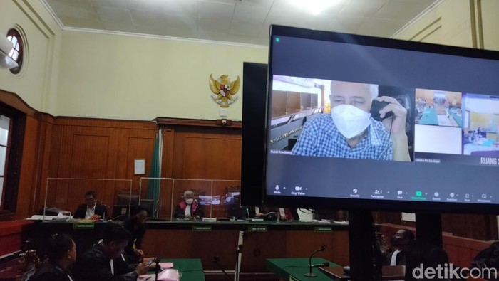 Terdakwa Agus saat mendengar vonis melalui sidang telekonferensi di PN Surabaya