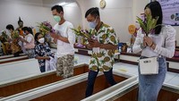 Sementara banyak orang merayakan malam tahun baru dengan berpesta atau kembang api, ratusan warga Thailand merayakannya dengan pergi ke kuil Wat Bang Na Nai di pinggiran kota Bangkok untuk berbaring di dalam peti mati dalam ritual pemakaman tradisional.   