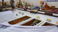 Seperti diketahui, ritual tersebut jadi salah satu kegiatan yang rutin dilakukan warga Thailand menjelang tahun baru. Selama ritual warga akan mengikatkan benang putih di kepala mereka dan mengambil bagian dalam doa kelompok sebelum berbaring di peti mati.