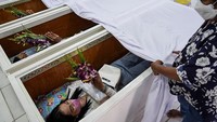Setelah berdoa, warga akan berbaring di dalam peti mati yang tersedia. Kemudian peti mati akan ditutup dengan kain.