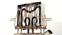 Diproduksi pada tahun 1930an, pemanggang roti ini tanpa menggunakan penutup sama sekali. Kabel untuk pemanasnya saja bisa dilihat setelah roti dikeluarkan. Foto: Toaster Museum