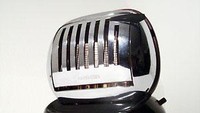 Di tahun 1950an-1960an. pemanggang roti merek Maybum ini menjadi yang paling trendi. Bentuknya tak lagi kotak, melainkan oval tetapi masih menggunakan pintu untuk memasukkan roti. Foto: Toaster Museum