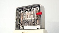 Pemanggang roti dengan merek Jeka ini diproduksi pada tahun 1950. Pada jenis ini belum ada penutup pada bagian sisinya sehingga proses pemanggangan roti terlihat secara langsung. Foto: Toaster Museum