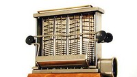 Pemanggang roti yang diproduksi tahun 1920an ini mulai didesain dengan penjepit. Bagian bawahnya menggunakan penyangga kayu dan menjadi salah satu jenis yang langka. Foto: Toaster Museum
