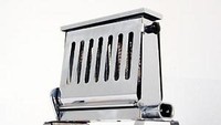 Sebuah pemanggang roti yang diproduksi tahun 1940an ini punya fitur unik. Untuk memasukkan atau mengambil roti caranya cukup membuka salah satu pintunya saja. Foto: Toaster Museum