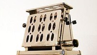 Sebuah pemanggang roti paling populer ini diproduksi tahun 1928-1929. Pemanggang dengan desain empat kaki di bawahnya ini dahulu paling diandalkan. Foto: Toaster Museum