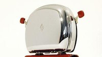 Disebut sebagai cikal bakal pemanggang roti modern, benda ini diproduksi tahun 1950an. Bentuknya yang mirip dompet perlu dibuka bagian tengahnya untuk memasukkan roti.  Foto: Toaster Museum