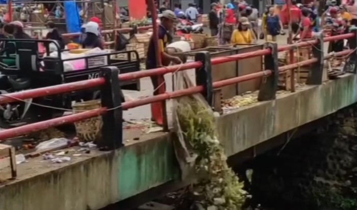 Viral warga buang sampah di sungai dekat Pasar Cibinong.