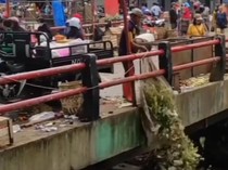 Sebagian Masyarakat Nggak Kuat Bayar Iuran, 50% Sampah Berakhir di Kali