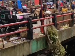 Sebagian Masyarakat Nggak Kuat Bayar Iuran, 50% Sampah Berakhir di Kali