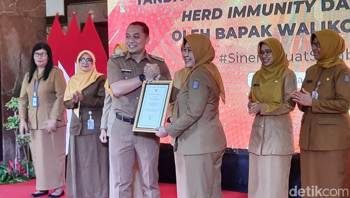 Wali Kota Surabaya Eri Cahyadi menyerahkan penghargaan