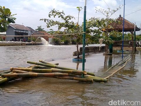 Kondisi tanggul Sungai Meduri, Kota Pekalongan, yang jebol sepanjang 50 meter. Warga bergotong royong menambal tanggul itu secara darurat, Senin (2/1/2023) siang.